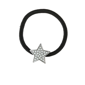 Détail d'un élastique à cheveux noir avec un pendentif étoile argentée serti de perles