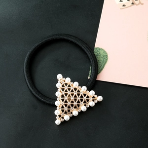 Élastique cheveux triangle doré avec perles blanches et strass sur ruban noir élastique
