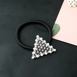 Élastique à cheveux triangle en perles avec détails métalliques et cristaux