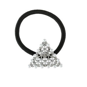 Détail du charme triangle en métal avec perles et strass sur élastique noir