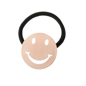 Détail du pendentif smiley or rose sur élastique à cheveux noir pour queue