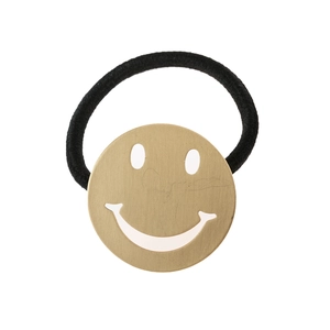Élastique à cheveux noir avec breloque ronde dorée en forme de sourire sur blanc