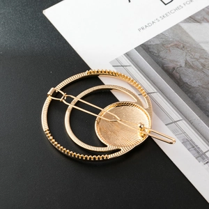 Barrette à cheveux géométrique dorée avec doubles anneaux et disque métallique