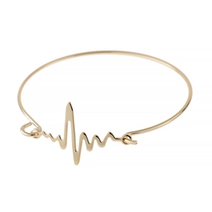 Bracelet doré minimaliste avec ligne ECG polie et design de battement de coeur