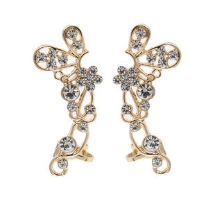 Vue détaillée des clips d'oreilles papillon évidés avec strass brillants en fini doré