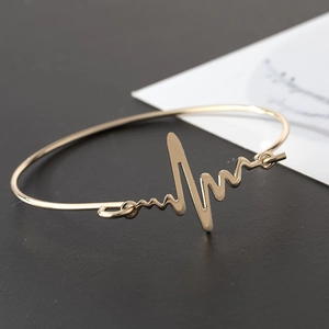 Vue rapprochée du bracelet ouvert en alliage plaqué or avec motif créatif de ligne ECG