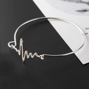 Détail macro du bracelet géométrique argenté avec un fermoir à crochet minimaliste