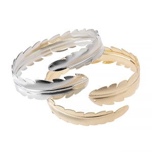 Tre bracciali a piuma in oro e argento con texture metallica e stile bohémien