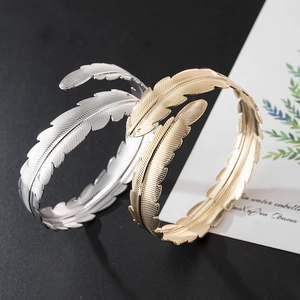 Bracciale a fascia da braccio a forma di piuma regolabile in argento e oro