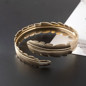 Bracciale da braccio a foglia di piuma dorata con design a spirale regolabile aperto