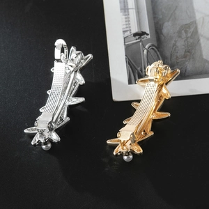 Eleganti fermagli per capelli in oro e argento con stelle marine e perle su sfondo nero