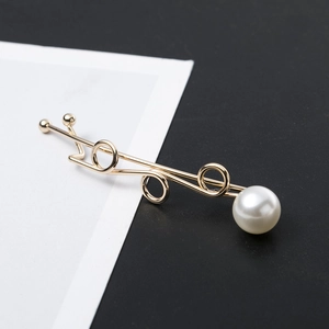 Minimalist golden metal twisted ring hair clip with elegant white pearl decoration