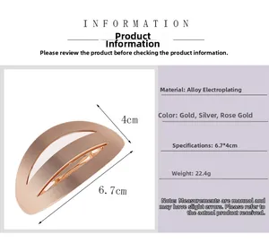 Dettaglio del fermaglio geometrico curvo in metallo oro rosa con dimensioni di 6,7x4cm