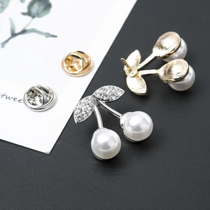 Squisite spille a ciliegia con strass e perle bianche in finitura oro e argento