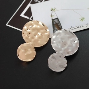 Modern hammered double disc metal hair clip in gold and silver matte finishes