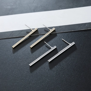 Minimalistische vertikale Stabohrringe in Gold und Silber mit metallischem Glanz