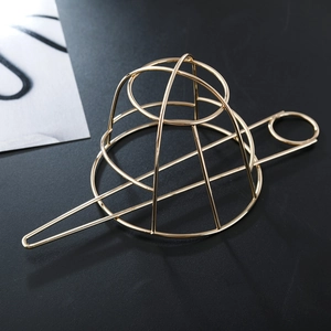 Cage à chignon évidée en métal doré avec pic à cheveux assorti de style minimaliste