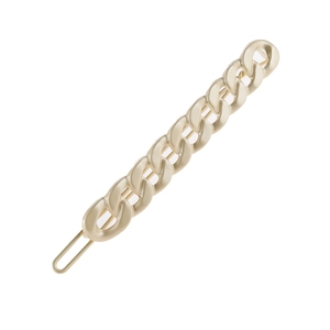 Detailed macro view of a matte gold alloy chunky chain hair clip with a sturdy back grip