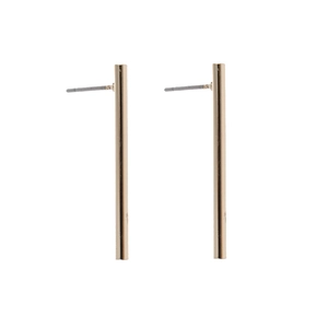 Nahaufnahme minimalistischer goldener Zylinder-Ohrstecker mit Silberstiften auf Weiß