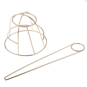 Détail de la pince à chignon cage à oiseaux en métal doré avec sa longue épingle