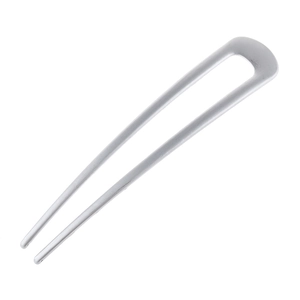 Épingle à cheveux minimaliste en métal argenté en forme de U pour femmes sur fond blanc