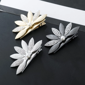 Eleganti fermagli per capelli a loto con strass e perla in finiture oro, argento e grigio