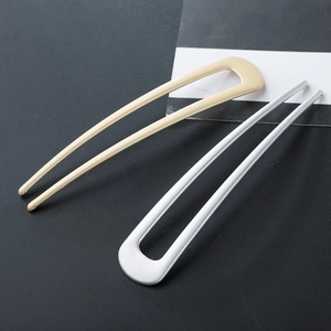 Épingles à cheveux minimalistes en forme de U en argent mat et beige crème pour la coiffure