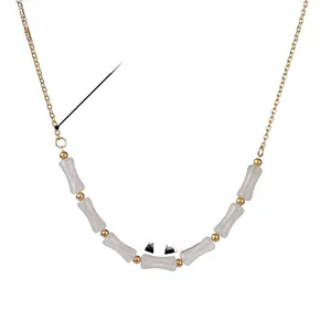 Dettaglio della collana con perle a bambù con catena dorata da 43cm e estensione