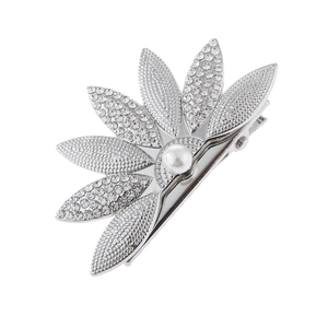 Fermaglio per capelli a fiore d'argento con strass e perla bianca su sfondo bianco