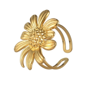 Adjustable golden daisy flower ring in stainless steel with detailed layered petals