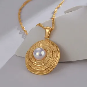 Elegante goldene Perlenkette mit strukturiertem Metallanhänger und Spiralmuster