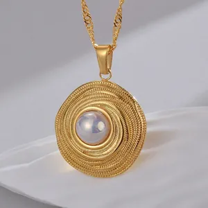 Elegante Halskette mit goldenem Spiralanhänger und weißer Perle auf weißem Grund