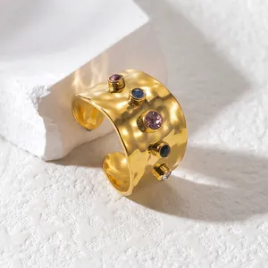 Anello largo martellato in oro con pietre preziose colorate e fascia aperta regolabile