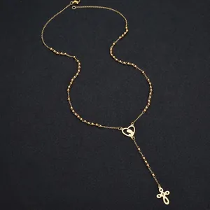 Elegante collana con ciondolo a cuore dorato e lunga catena a nappa su fondo nero