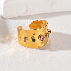 Anello aperto in oro martellato con cinque pietre di zircone colorate tonde