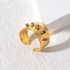 Anello aperto largo vintage con texture martellata oro e zirconi colorati incastonati