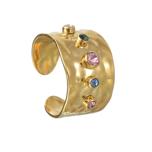Lussuoso anello aperto in oro martellato con zirconi multicolore vivaci per donna elegante