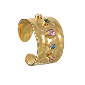 Anello Aperto in Acciaio Inossidabile Martellato di Lusso per Donna Placcato Oro Nicchia Zirconia Colorata Fascia Larga Regolabile