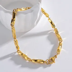 Bracelet chaîne dorée minimaliste avec maillons rectangulaires torsadés et fermoir homard