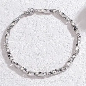 Vue détaillée d'un bracelet gourmette argenté à maillons rectangulaires torsadés
