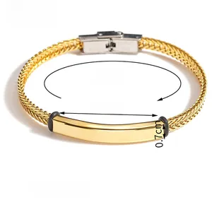 Détail du bracelet chaîne en acier doré montrant les dimensions de la plaque de 4,1cm x 0,7cm