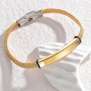 Détail du bracelet à mailles dorées avec plaque d'identification incurvée personnalisable