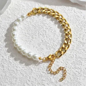 Bracelet minimaliste avec chaîne cubaine dorée et perles blanches, fermoir mousqueton