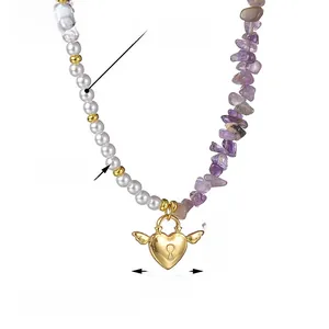 Détail du collier de perles et pierres avec pendentif cœur et dimensions du produit
