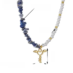 Vue détaillée du collier avec pierres bleues, perles et pendentif clé cœur ailé doré