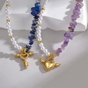Colliers en lapis, améthyste et perles avec pendentifs cœur ailé dorés élégants