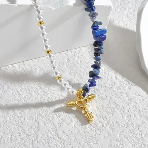 Collier minimaliste en perles et pierres bleues avec pendentif clé cœur doré