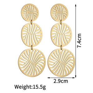 Détail de boucles d'oreilles rondes dorées à trois niveaux avec dimensions 7,4x2,9 cm