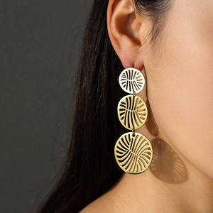 Boucles d'oreilles pendantes rétro dorées avec cercles évidés étagés au design moderne