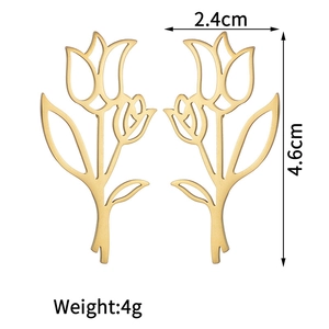 Dettaglio orecchini a tulipano in oro 18K con misure di 2,4 cm di larghezza e 4,6 cm altezza